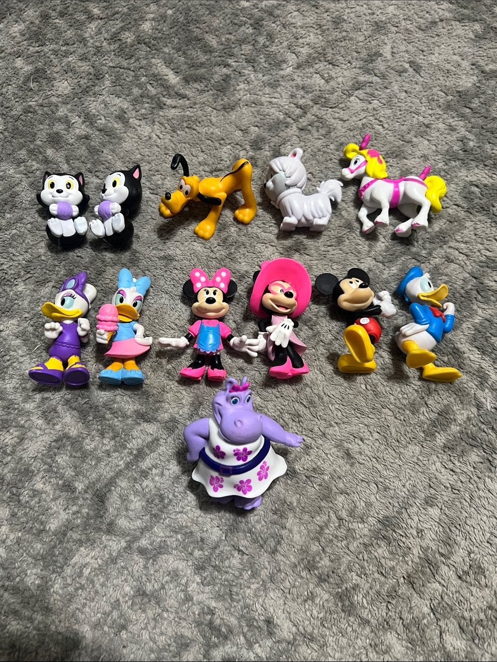 12 Disney Minnie/mickey mouse toy figures & pets. Happy helpers.